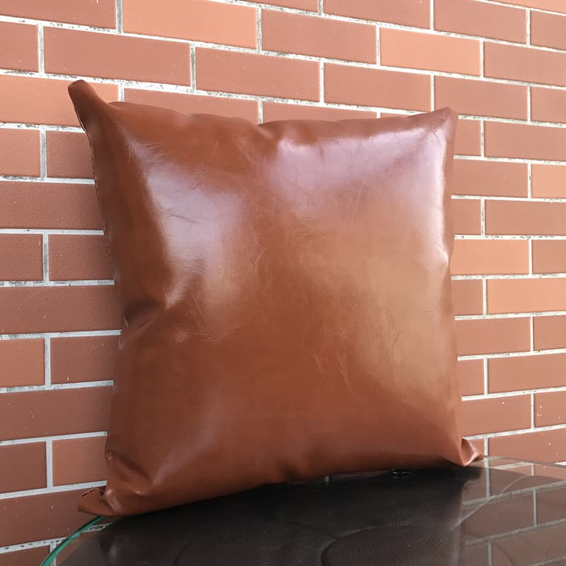 光沢レザーの高級ソファクッション