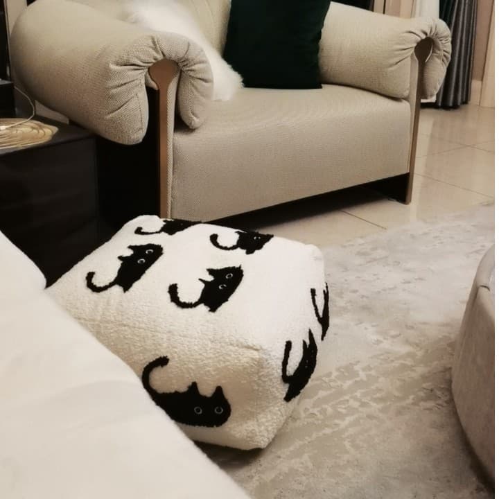 ソファクッション おすまし黒猫柄フロアクッション
