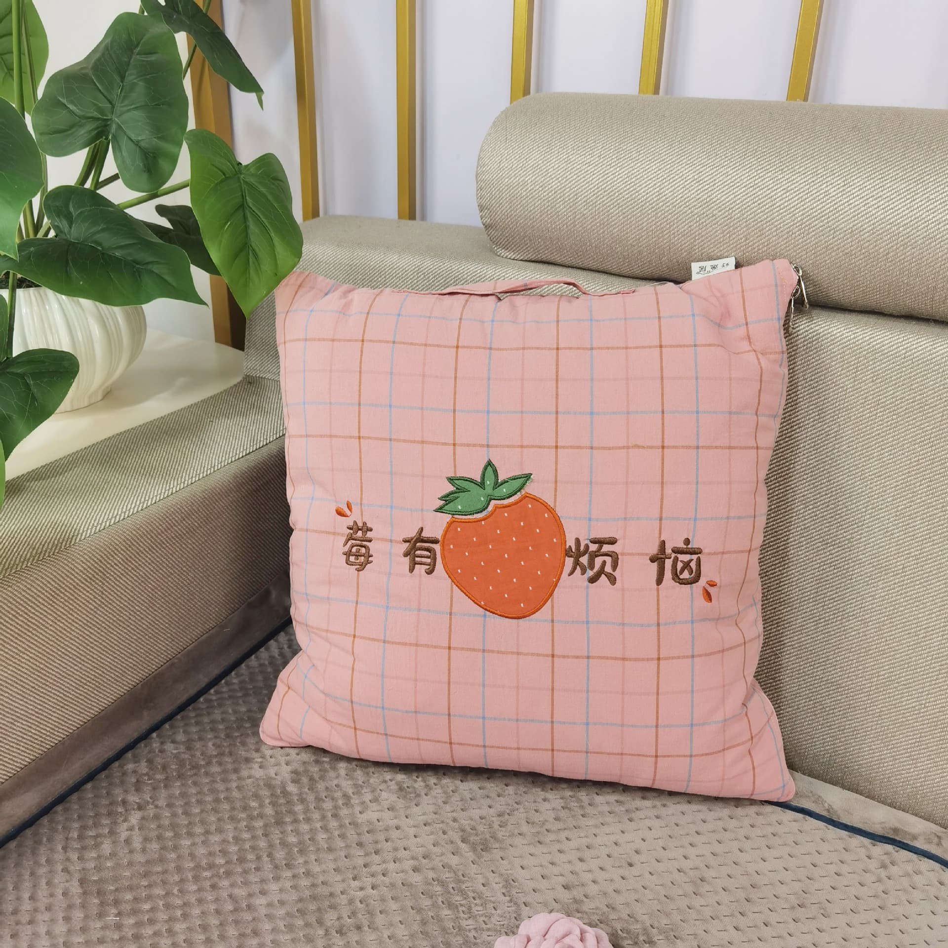 ソファクッション いちごチェックフランネルクッション