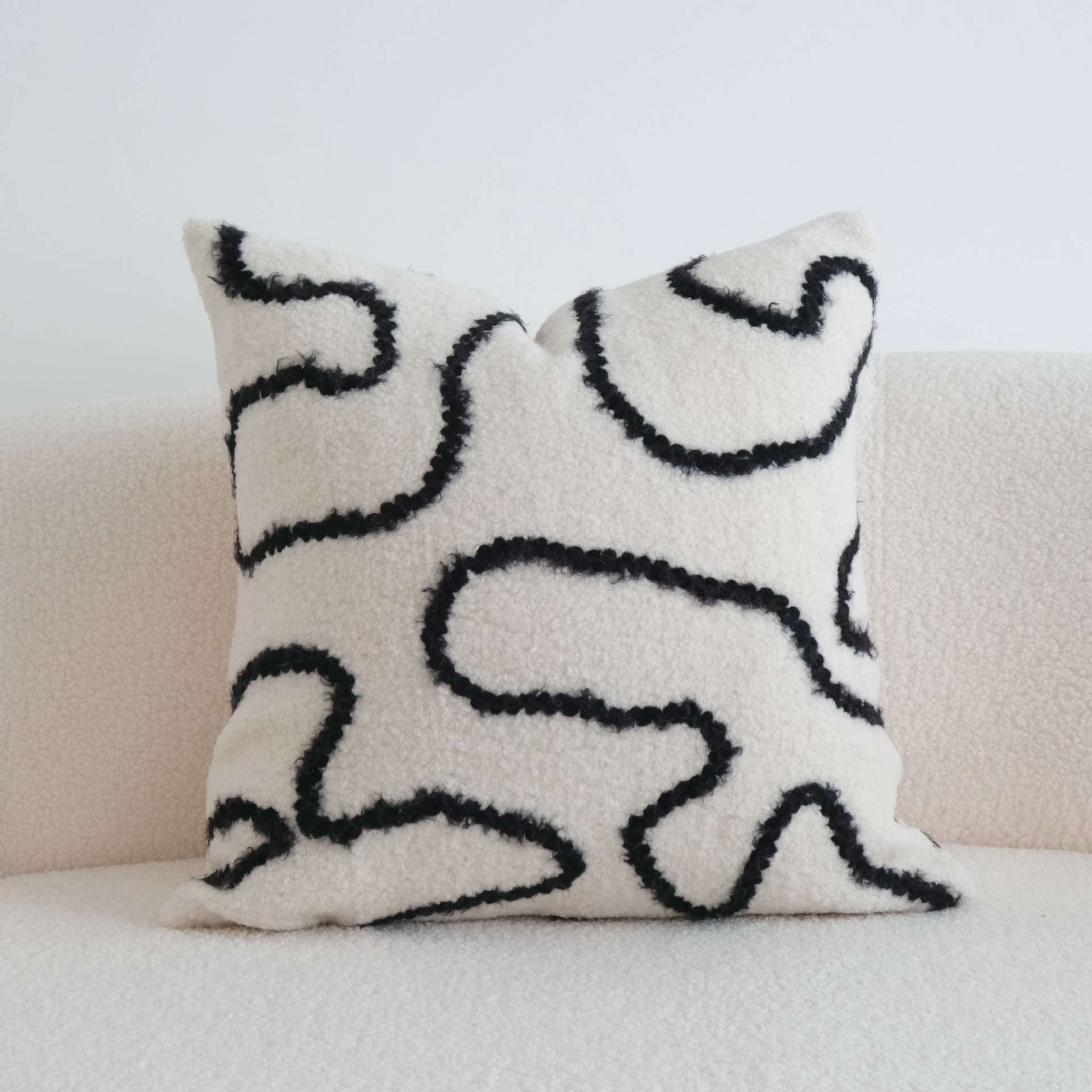 ソファクッション 曲線刺繍アートクッション